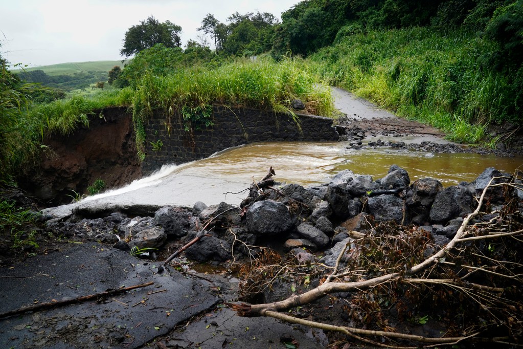 Water pours over Ka‘alaiki Road above the Nāʻālehu Cemetery after Hurricane Nolo continues south of Hawaiʻi Saturday, Sept. 26, 2026, in Nāʻālehu. (Kevin Fujii/Civil Beat/2026)