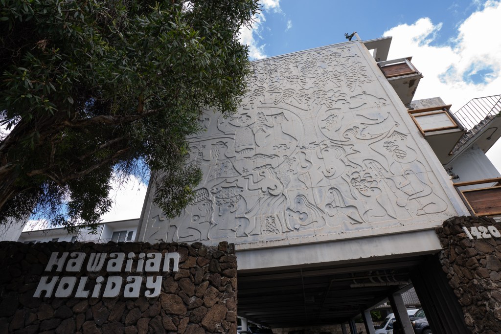 The period 50s-60s façade at 1420 Wilder Avenue where rents will be going up under new ownership, photographed Sept. 4, 2026. (Craig Fujii/Civil Beat/2026)