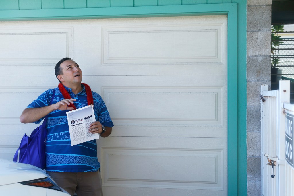 Council candidate Trevor Ozawa talks with a Kāhala resident as he campaigns Wednesday, Oct. 14, 2026, in Honolulu. (Kevin Fujii/Civil Beat/2026)