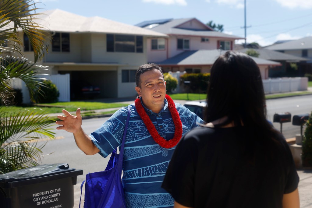 Council candidate Trevor Ozawa talks with a Kāhala resident as he campaigns Wednesday, Oct. 14, 2026, in Honolulu. (Kevin Fujii/Civil Beat/2026)